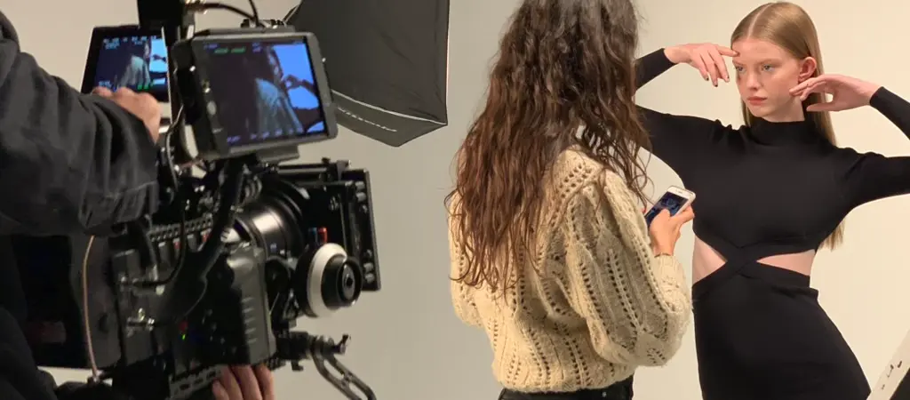 vídeos que no funcionan – ejemplo de producción audiovisual Rodaje profesional en estudio durante la creación de un vídeo con storytelling para marca