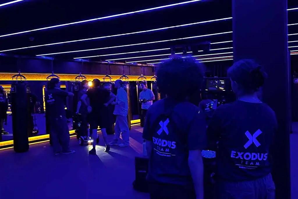 Qué valora una marca antes de contratar una productora audiovisual 1 equipo de producción audiovisual trabajando en un proyecto profesional